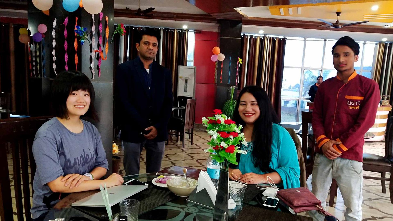 foreigners-in-ugte-restaurant
